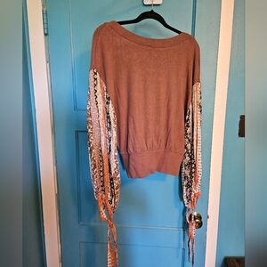 Illa Illa Floral sleeve twist back sweater. Size L